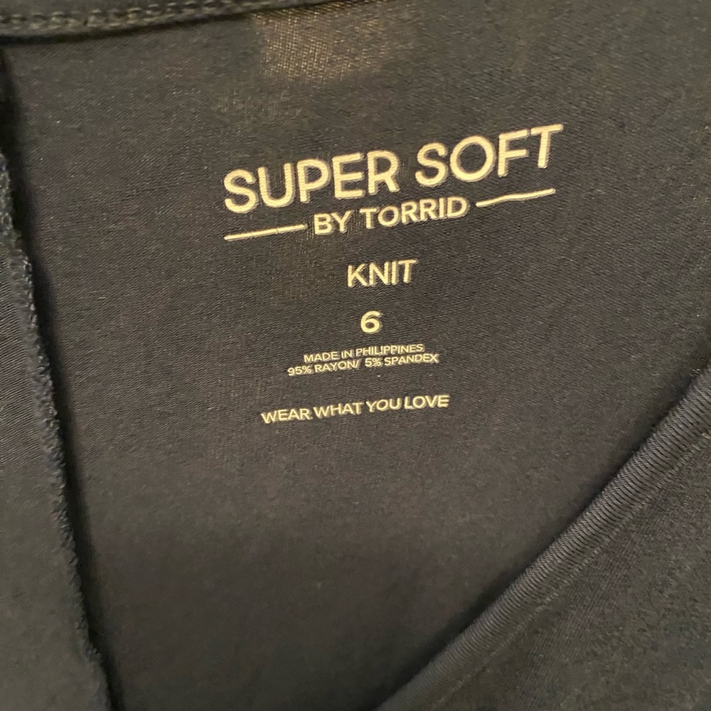 Torrid Super Soft Knit Navy Blue Top V Neck SS 6 6X - Picture 5 of 5